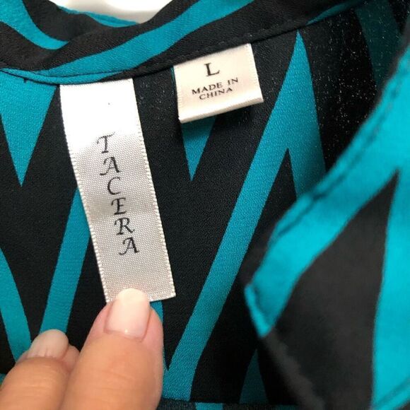 TACERA - NWOT 🎉HPx2🎉 L Sz L Tunic-Length 3/4-Button Chevron Blouse/Black & Teal - Picture 3 of 13